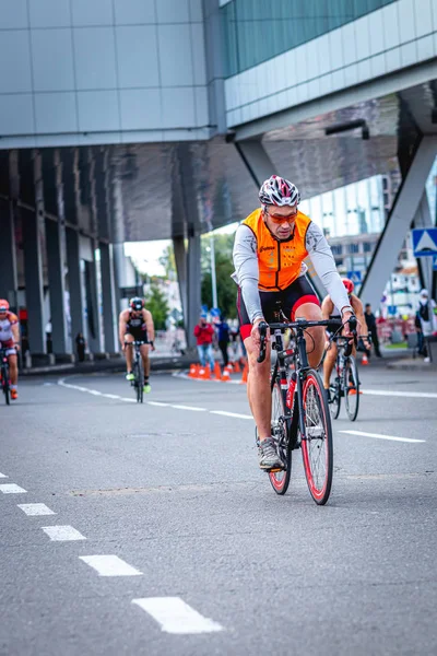 MOSCOW, RÚSSIA - AGOSTO 25, 2019: Ironman Cycling competition, ciclista atletas montando uma corrida. Ironstar Crocus Fitness Triathlon . — Fotografia de Stock