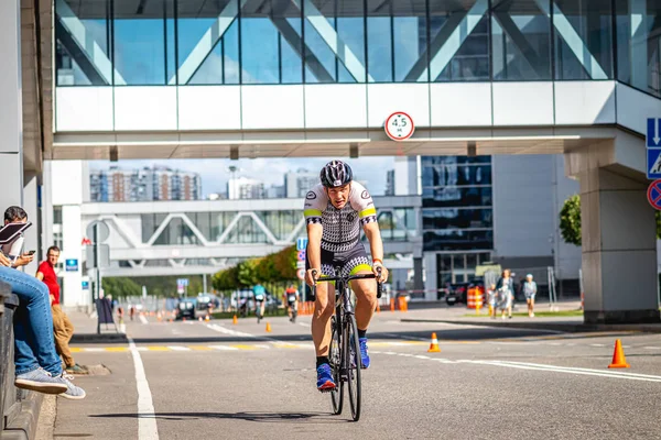 MOSCÚ, RUSIA - 25 de agosto de 2019: Ironman Cycling competition, ciclistas atletas que montan una carrera. Ironstar Crocus Fitness Triatlón . — Foto de Stock