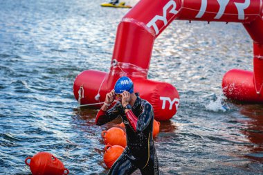 MOSCOW, Rusya - 25 Ağustos 2019: Moskova nehri üzerindeki Ironman Yüzücüleri. Ironstar Crocus Fitness Triatlon 2019.