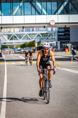MOSCOW, RUSSIA - 25 Ağustos 2019: Ironman Bisiklet Yarışması, yarışa katılan bisikletçi sporcular. Demir Yıldızı Crocus Fitness Triatlonu.