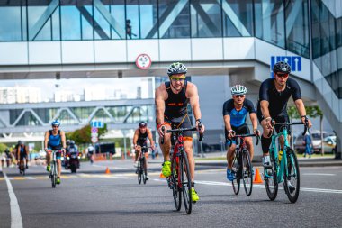 MOSCOW, RUSSIA - 25 Ağustos 2019: Ironman Bisiklet Yarışması, yarışa katılan bisikletçi sporcular. Demir Yıldızı Crocus Fitness Triatlonu.