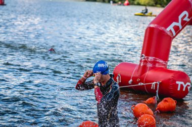 MOSCOW, Rusya - 25 Ağustos 2019: Moskova nehri üzerindeki Ironman Yüzücüleri. Ironstar Crocus Fitness Triatlon 2019.
