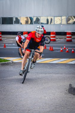 MOSCOW, RUSSIA - 25 Ağustos 2019: Ironman Bisiklet Yarışması, yarışa katılan bisikletçi sporcular. Demir Yıldızı Crocus Fitness Triatlonu.