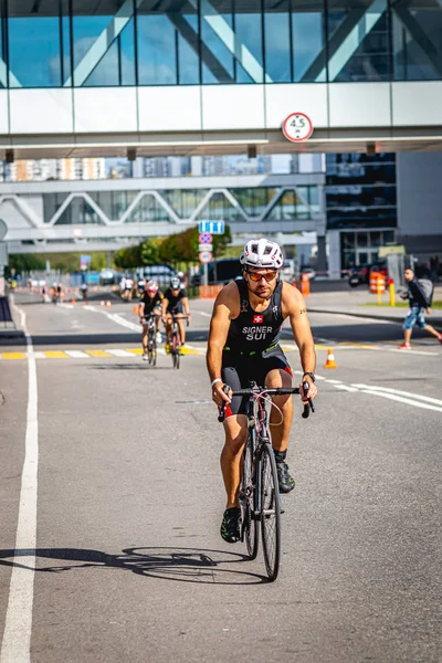 MOSCA, RUSSIA - 25 AGOSTO 2019: Ironman Gara ciclistica, atleti ciclisti in sella a una gara. Ironstar Crocus Fitness Triathlon. — Foto Stock