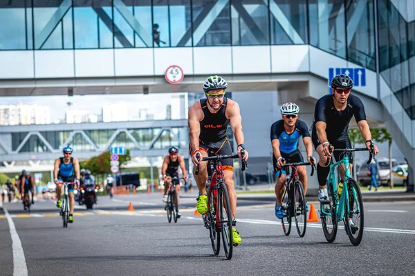 MOSCOW, RUSSIA - 25 Ağustos 2019: Ironman Bisiklet Yarışması, yarışa katılan bisikletçi sporcular. Demir Yıldızı Crocus Fitness Triatlonu.
