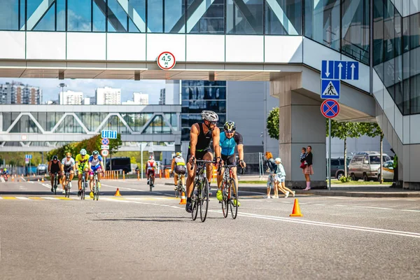 MOSCOU, RUSSIE - 25 AOÛT 2019 : Ironman Compétition cycliste, athlètes cyclistes en course. Triathlon Ironstar Crocus Fitness. — Photo