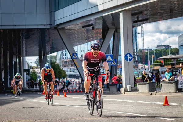 MOSCOU, RUSSIE - 25 AOÛT 2019 : Ironman Compétition cycliste, athlètes cyclistes en course. Triathlon Ironstar Crocus Fitness. — Photo