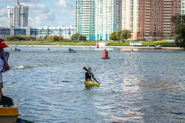 MOSCA, RUSSIA - AGOSTO 25, 2019: Giovane donna gode il suo allenamento di kayak nel caldo al fiume Mosca. — Foto Stock