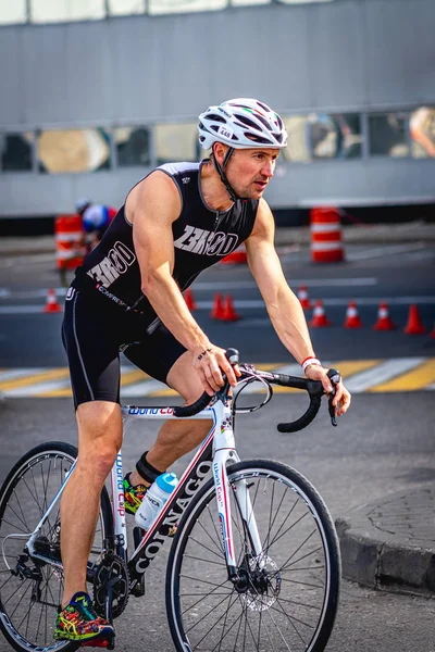 MOSCOW, RÚSSIA - AGOSTO 25, 2019: Ironman Cycling competition, ciclista atletas montando uma corrida. Ironstar Crocus Fitness Triathlon . — Fotografia de Stock