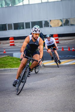 MOSCOW, RUSSIA - 25 Ağustos 2019: Ironman Bisiklet Yarışması, yarışa katılan bisikletçi sporcular. Demir Yıldızı Crocus Fitness Triatlonu.