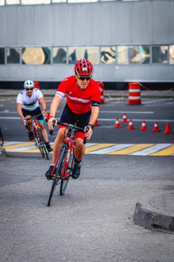 MOSCOW, RUSSIA - 25 Ağustos 2019: Ironman Bisiklet Yarışması, yarışa katılan bisikletçi sporcular. Demir Yıldızı Crocus Fitness Triatlonu.