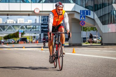 MOSCOW, RUSSIA - 25 Ağustos 2019: Ironman Bisiklet Yarışması, yarışa katılan bisikletçi sporcular. Demir Yıldızı Crocus Fitness Triatlonu.