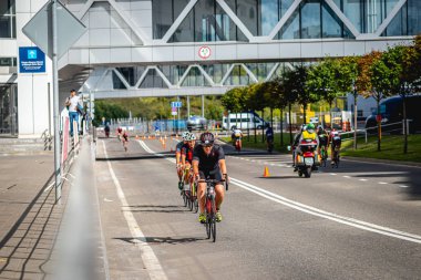 MOSCOW, RUSSIA - 25 Ağustos 2019: Ironman Bisiklet Yarışması, yarışa katılan bisikletçi sporcular. Demir Yıldızı Crocus Fitness Triatlonu.