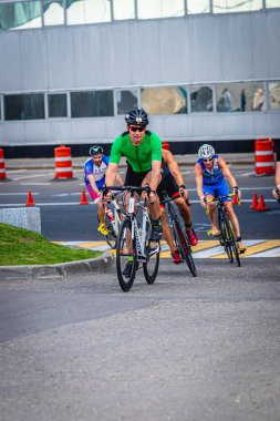 MOSCOW, RUSSIA - 25 Ağustos 2019: Ironman Bisiklet Yarışması, yarışa katılan bisikletçi sporcular. Demir Yıldızı Crocus Fitness Triatlonu.
