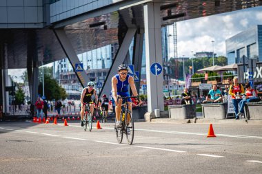 MOSCOW, RUSSIA - 25 Ağustos 2019: Ironman Bisiklet Yarışması, yarışa katılan bisikletçi sporcular. Demir Yıldızı Crocus Fitness Triatlonu.