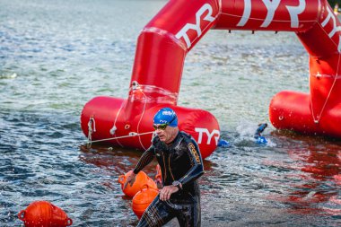 MOSCOW, Rusya - 25 Ağustos 2019: Moskova nehri üzerindeki Ironman Yüzücüleri. Ironstar Crocus Fitness Triatlon 2019.