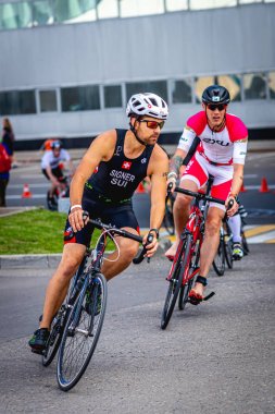 MOSCOW, RUSSIA - 25 Ağustos 2019: Ironman Bisiklet Yarışması, yarışa katılan bisikletçi sporcular. Demir Yıldızı Crocus Fitness Triatlonu.