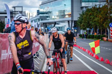 MOSCOW, RUSSIA - 25 Ağustos 2019: Ironman Bisiklet Yarışması, yarışa katılan bisikletçi sporcular. Demir Yıldızı Crocus Fitness Triatlonu.