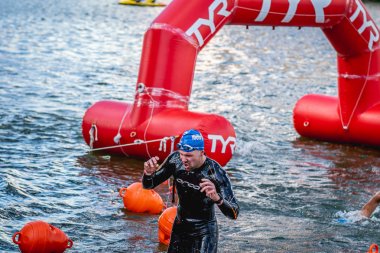 MOSCOW, Rusya - 25 Ağustos 2019: Moskova nehri üzerindeki Ironman Yüzücüleri. Ironstar Crocus Fitness Triatlon 2019.