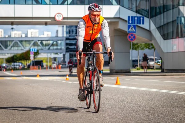 MOSCOU, RUSSIE - 25 AOÛT 2019 : Ironman Compétition cycliste, athlètes cyclistes en course. Triathlon Ironstar Crocus Fitness. — Photo