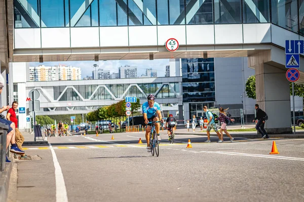 MOSCÚ, RUSIA - 25 de agosto de 2019: Ironman Cycling competition, ciclistas atletas que montan una carrera. Ironstar Crocus Fitness Triatlón . — Foto de Stock