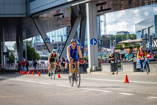 MOSCOW, RUSSIA - 25 Ağustos 2019: Ironman Bisiklet Yarışması, yarışa katılan bisikletçi sporcular. Demir Yıldızı Crocus Fitness Triatlonu.