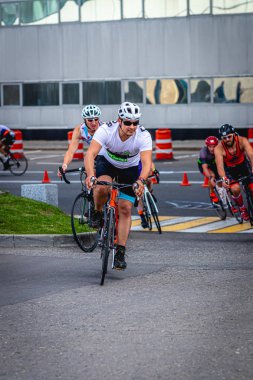 MOSCOW, RUSSIA - 25 Ağustos 2019: Ironman Bisiklet Yarışması, yarışa katılan bisikletçi sporcular. Demir Yıldızı Crocus Fitness Triatlonu.