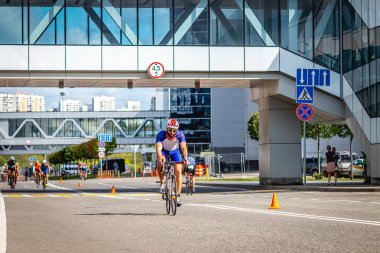 MOSCOW, RUSSIA - 25 Ağustos 2019: Ironman Bisiklet Yarışması, yarışa katılan bisikletçi sporcular. Demir Yıldızı Crocus Fitness Triatlonu.