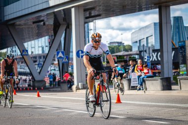 MOSCOW, RUSSIA - 25 Ağustos 2019: Ironman Bisiklet Yarışması, yarışa katılan bisikletçi sporcular. Demir Yıldızı Crocus Fitness Triatlonu.