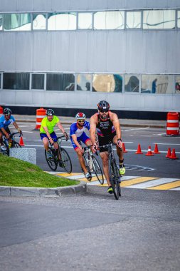 MOSCOW, RUSSIA - 25 Ağustos 2019: Ironman Bisiklet Yarışması, yarışa katılan bisikletçi sporcular. Demir Yıldızı Crocus Fitness Triatlonu.