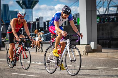 MOSCOW, RUSSIA - 25 Ağustos 2019: Ironman Bisiklet Yarışması, yarışa katılan bisikletçi sporcular. Demir Yıldızı Crocus Fitness Triatlonu.