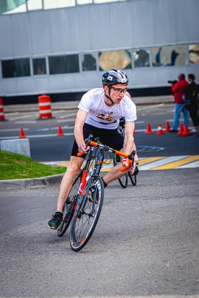 MOSCOW, RUSSIA - AUGUST 25, 2019: Ironman Wielerwedstrijd, wielrenners die een wedstrijd rijden. IJzerster Crocus Fitness Triathlon. — Stockfoto