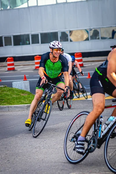 MOSCOW, RUSSIA - AUGUST 25, 2019: Ironman Wielerwedstrijd, wielrenners die een wedstrijd rijden. IJzerster Crocus Fitness Triathlon. — Stockfoto