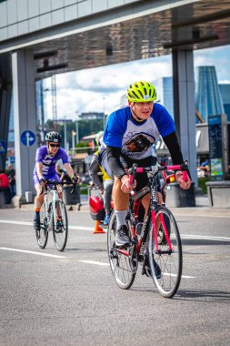 MOSCOW, RUSSIA - 25 Ağustos 2019: Ironman Bisiklet Yarışması, yarışa katılan bisikletçi sporcular. Demir Yıldızı Crocus Fitness Triatlonu.