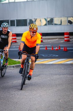 MOSCOW, RUSSIA - 25 Ağustos 2019: Ironman Bisiklet Yarışması, yarışa katılan bisikletçi sporcular. Demir Yıldızı Crocus Fitness Triatlonu.