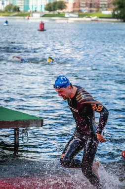 MOSCOW, Rusya - 25 Ağustos 2019: Moskova nehri üzerindeki Ironman Yüzücüleri. Ironstar Crocus Fitness Triatlon 2019.