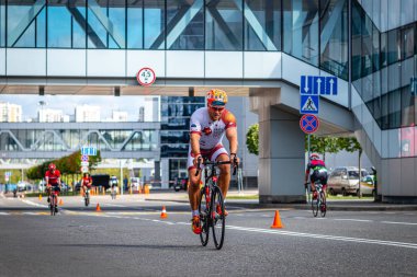 MOSCOW, RUSSIA - 25 Ağustos 2019: Ironman Bisiklet Yarışması, yarışa katılan bisikletçi sporcular. Demir Yıldızı Crocus Fitness Triatlonu.