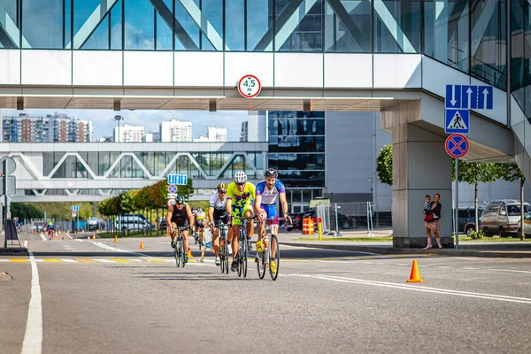 MOSCOW, RUSSIA - 25 Ağustos 2019: Ironman Bisiklet Yarışması, yarışa katılan bisikletçi sporcular. Demir Yıldızı Crocus Fitness Triatlonu. — Stok fotoğraf