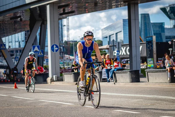 MOSCA, RUSSIA - 25 AGOSTO 2019: Ironman Gara ciclistica, atleti ciclisti in sella a una gara. Ironstar Crocus Fitness Triathlon. — Foto Stock