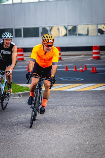 MOSCOW, RUSSIA - 25 Ağustos 2019: Ironman Bisiklet Yarışması, yarışa katılan bisikletçi sporcular. Demir Yıldızı Crocus Fitness Triatlonu.