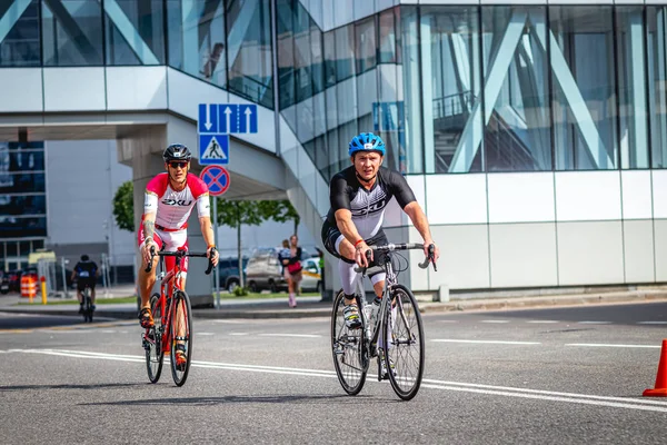 MOSCOW, RUSSIA - 25 Αυγούστου 2019: Ironman Cycling competition, ποδηλατιστές αθλητές σε αγώνα. Ironstar Crocus Fitness Τρίαθλο. — Φωτογραφία Αρχείου