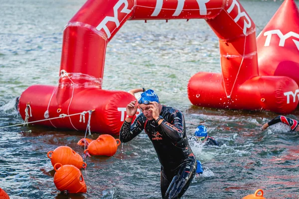 MOSCA, RUSSIA - 25 AGOSTO 2019: Ironman Nuotatori in acque aperte evento Mosca fiume. Ironstar Crocus Fitness Triathlon 2019. — Foto Stock