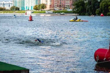MOSCOW, Rusya - 25 Ağustos 2019: Moskova nehri üzerindeki Ironman Yüzücüleri. Ironstar Crocus Fitness Triatlon 2019.