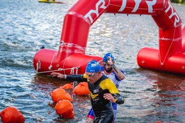 MOSCOW, Rusya - 25 Ağustos 2019: Moskova nehri üzerindeki Ironman Yüzücüleri. Ironstar Crocus Fitness Triatlon 2019.