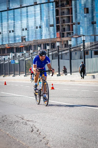 MOSCOU, RUSSIE - 25 AOÛT 2019 : Ironman Compétition cycliste, athlètes cyclistes en course. Triathlon Ironstar Crocus Fitness. — Photo