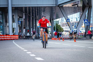 MOSCOW, RUSSIA - 25 Ağustos 2019: Ironman Bisiklet Yarışması, yarışa katılan bisikletçi sporcular. Demir Yıldızı Crocus Fitness Triatlonu.