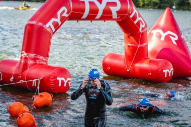 MOSCOW, Rusya - 25 Ağustos 2019: Moskova nehri üzerindeki Ironman Yüzücüleri. Ironstar Crocus Fitness Triatlon 2019.