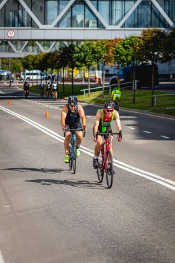MOSCOW, RUSSIA - 25 Ağustos 2019: Ironman Bisiklet Yarışması, yarışa katılan bisikletçi sporcular. Demir Yıldızı Crocus Fitness Triatlonu.