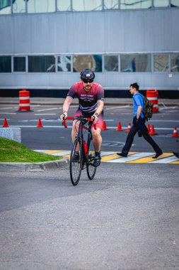 MOSCOW, RUSSIA - 25 Ağustos 2019: Ironman Bisiklet Yarışması, yarışa katılan bisikletçi sporcular. Demir Yıldızı Crocus Fitness Triatlonu.