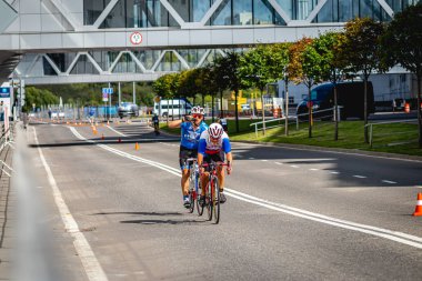 MOSCOW, RUSSIA - 25 Ağustos 2019: Ironman Bisiklet Yarışması, yarışa katılan bisikletçi sporcular. Demir Yıldızı Crocus Fitness Triatlonu.